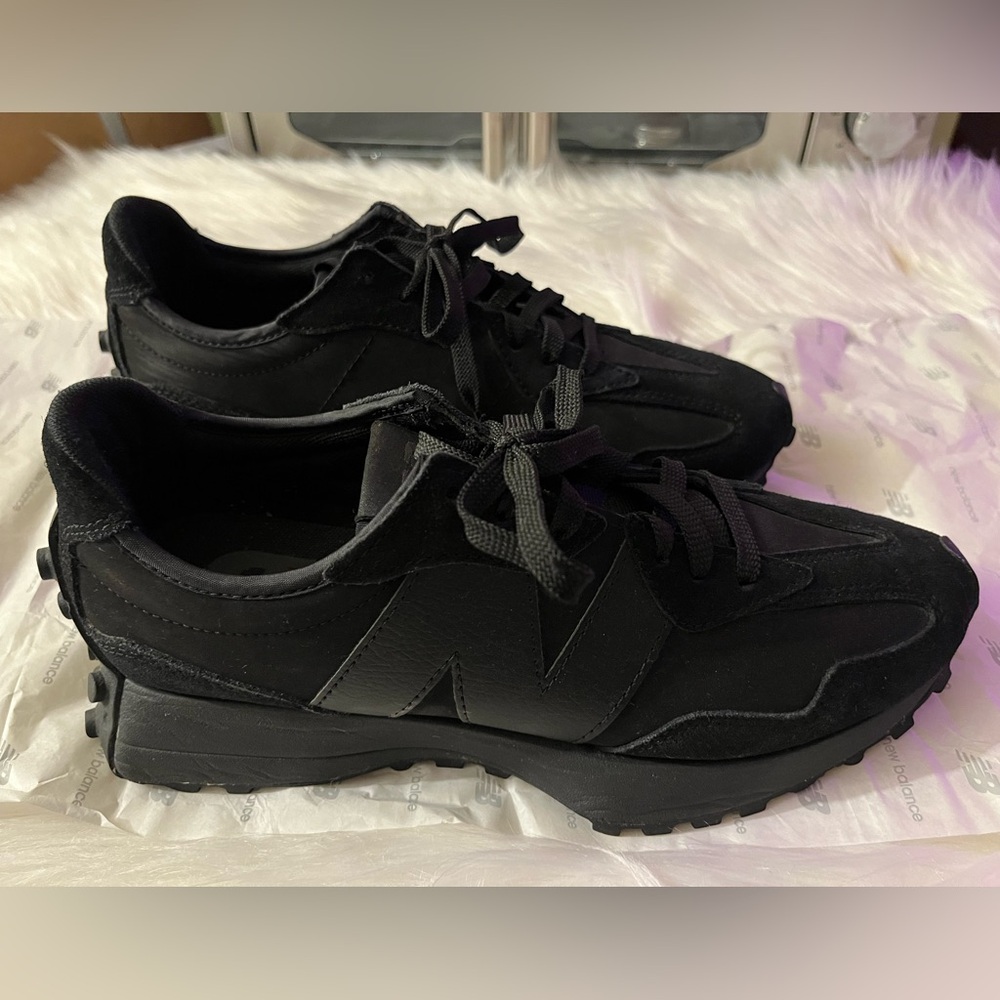 Men’s size 9 New Balance 327 Black